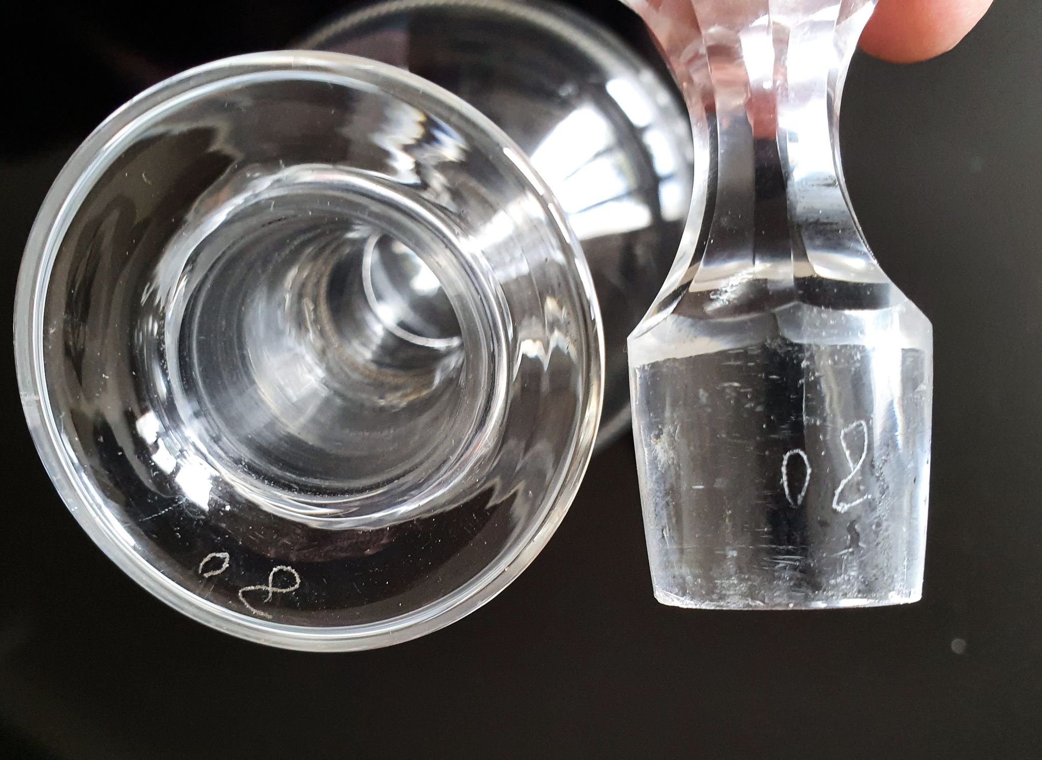 Verres et carafe en verre gravé