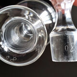 Verres et carafe en verre gravé