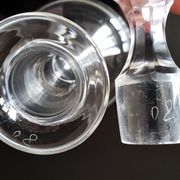 Verres et carafe en verre gravé