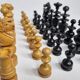 Jeu d’échecs vintage en bois sculpté à la main, années 1930, hauteur du roi 8 cm