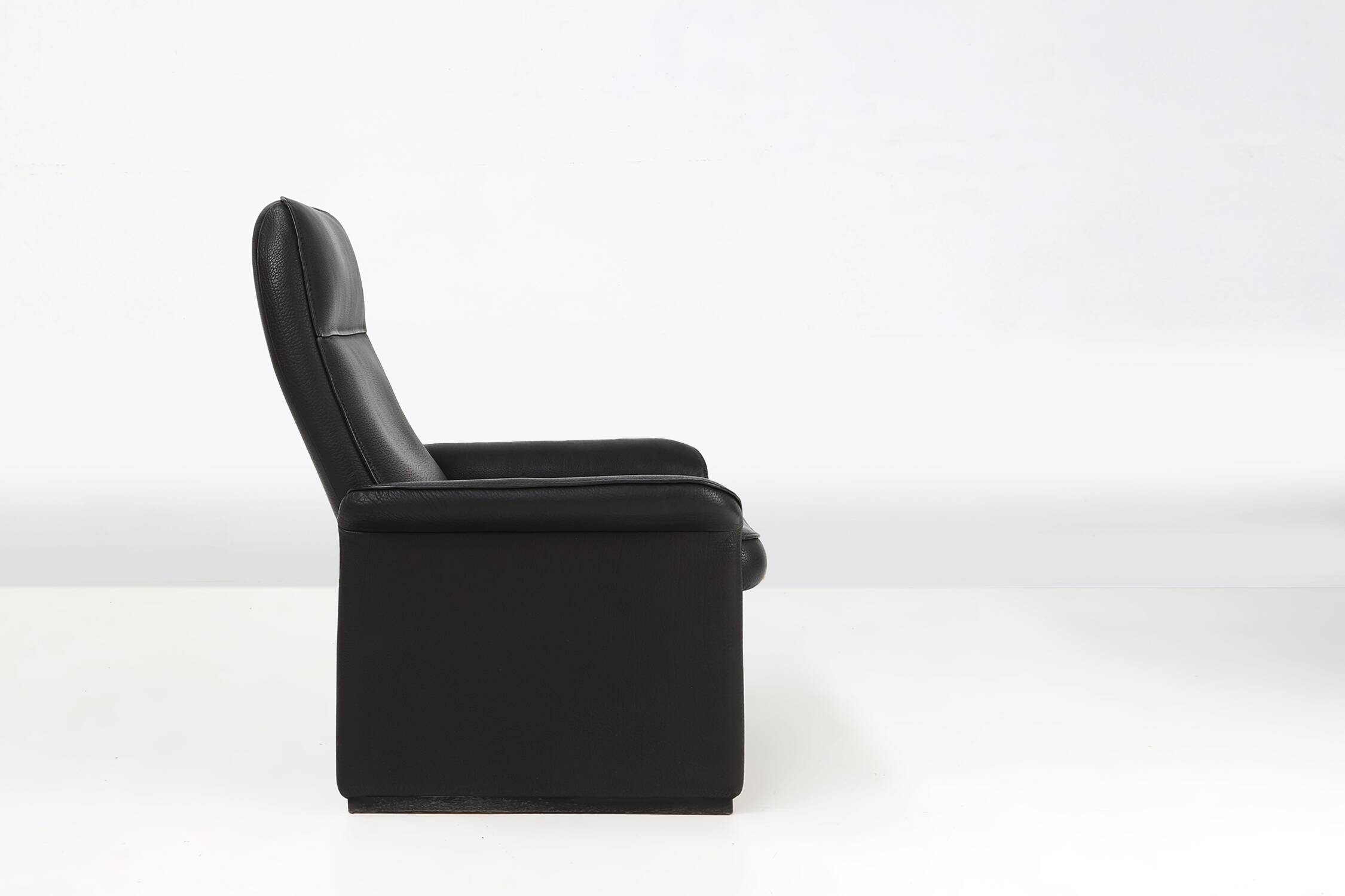 Exceptional De Sede DS50 lounge chair in black leather, Switzerland ca. 1980