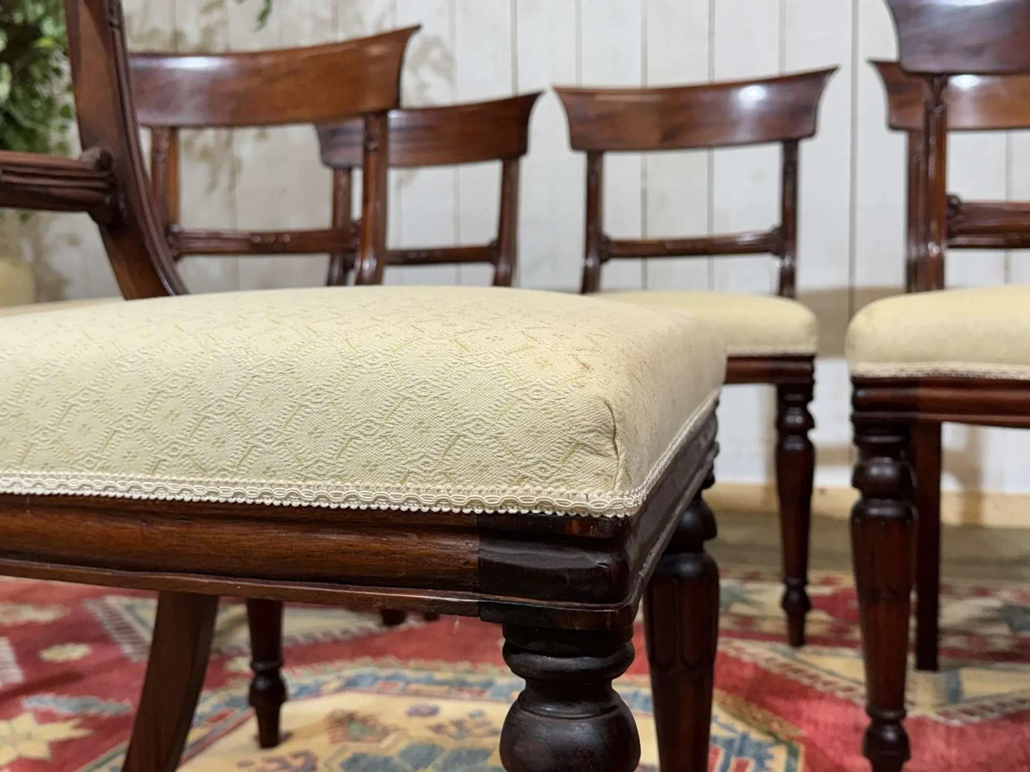 Set of 2 armchairs and 6 English mahogany chairs from the 1950s.