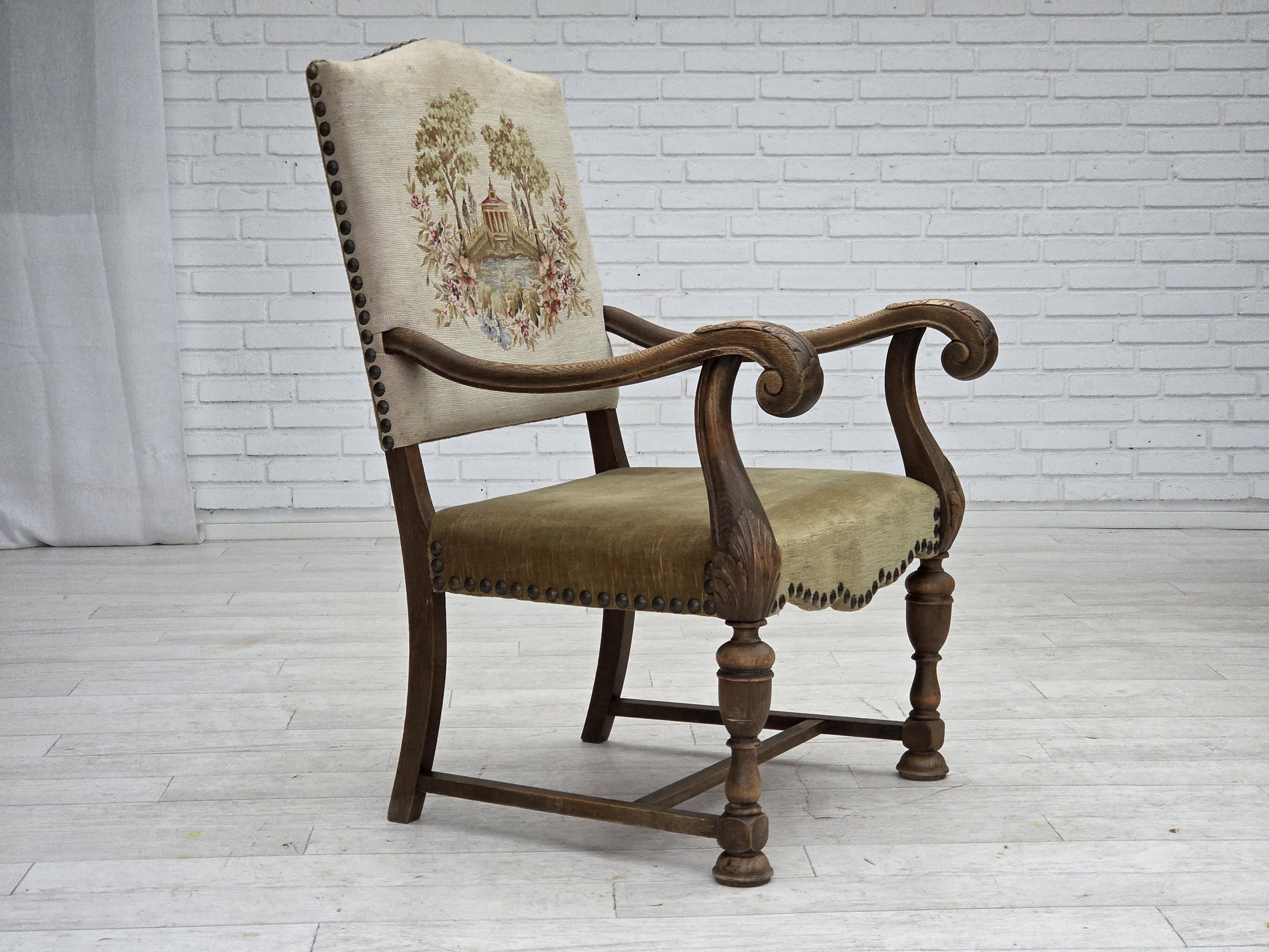 Fauteuil danois à dossier haut des années 1950, en laine tissée à la main, velours, bois de chêne sculpté.