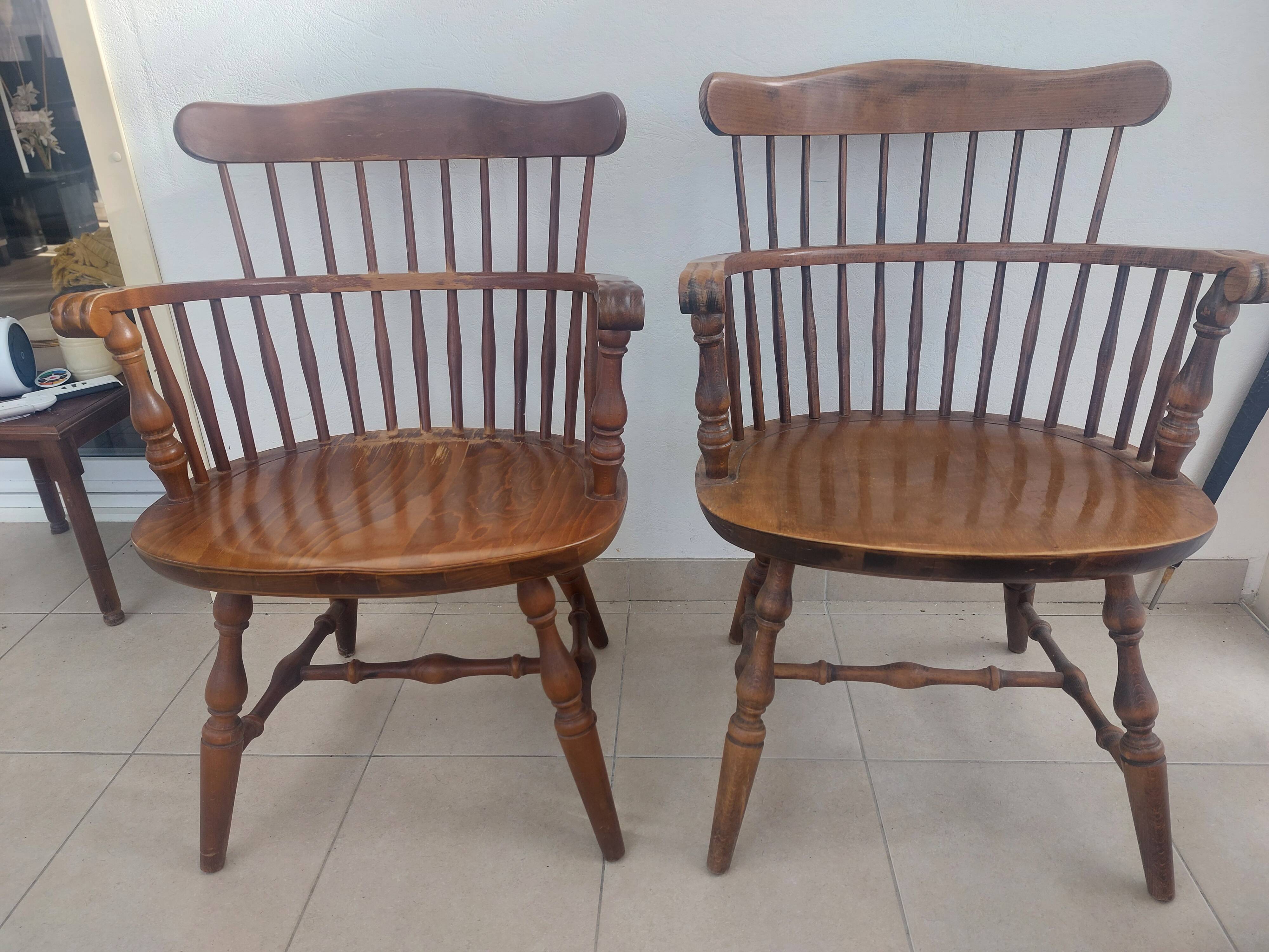 Pair of Windsor armchairs - Noticeable signs of use
