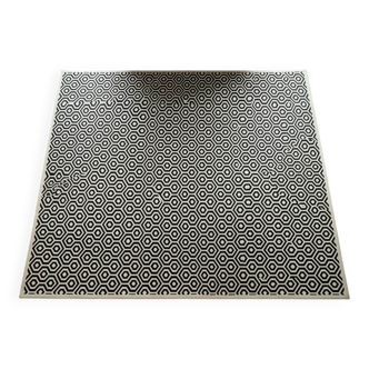 Grand Graphic Rug XXL "Honeycomb" – Maison Hartley – 390 x 424