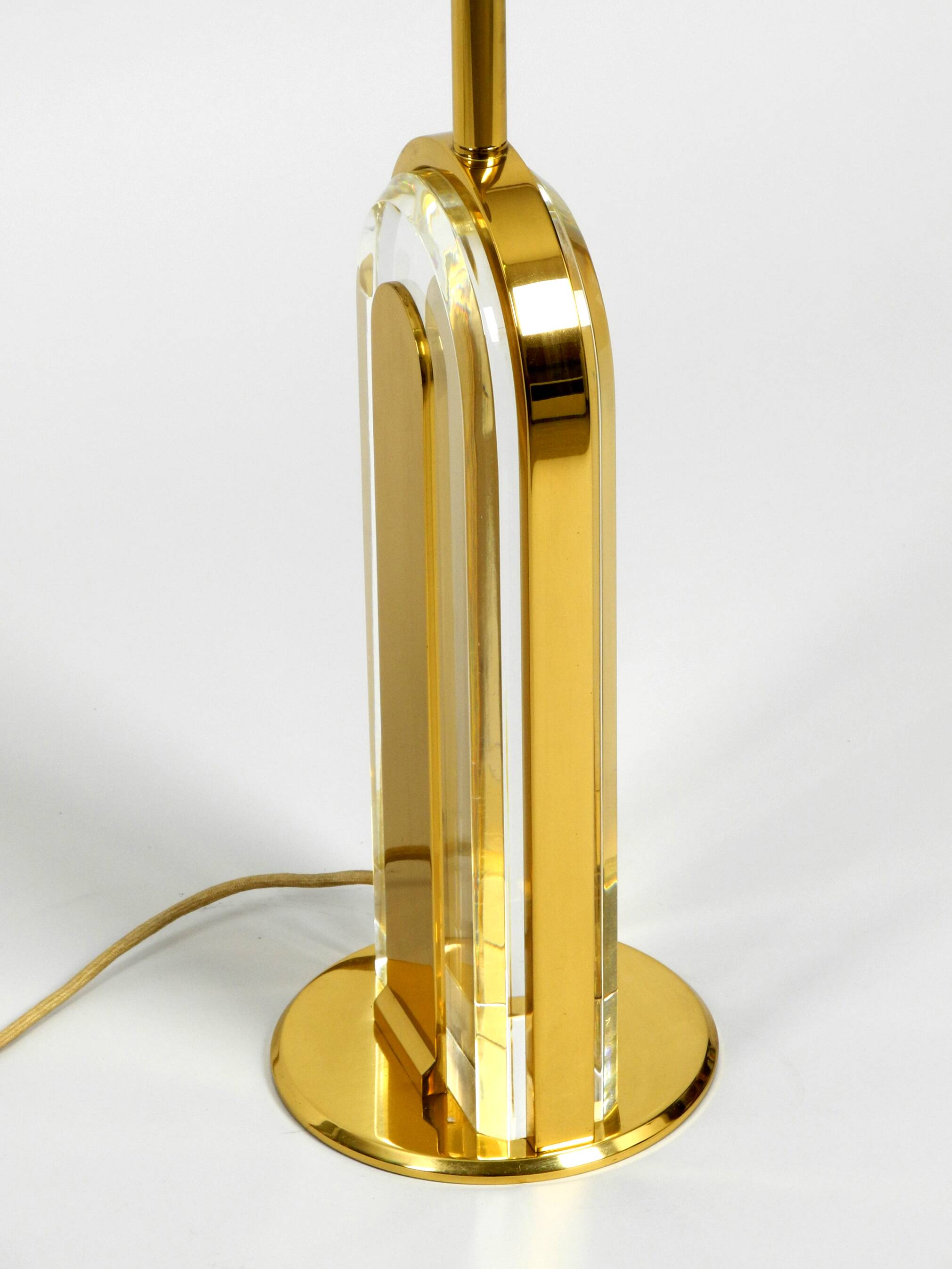 Lampe de table en verre et laiton XXL des années 1970 de la collection Vereinigte Werkstätten.
