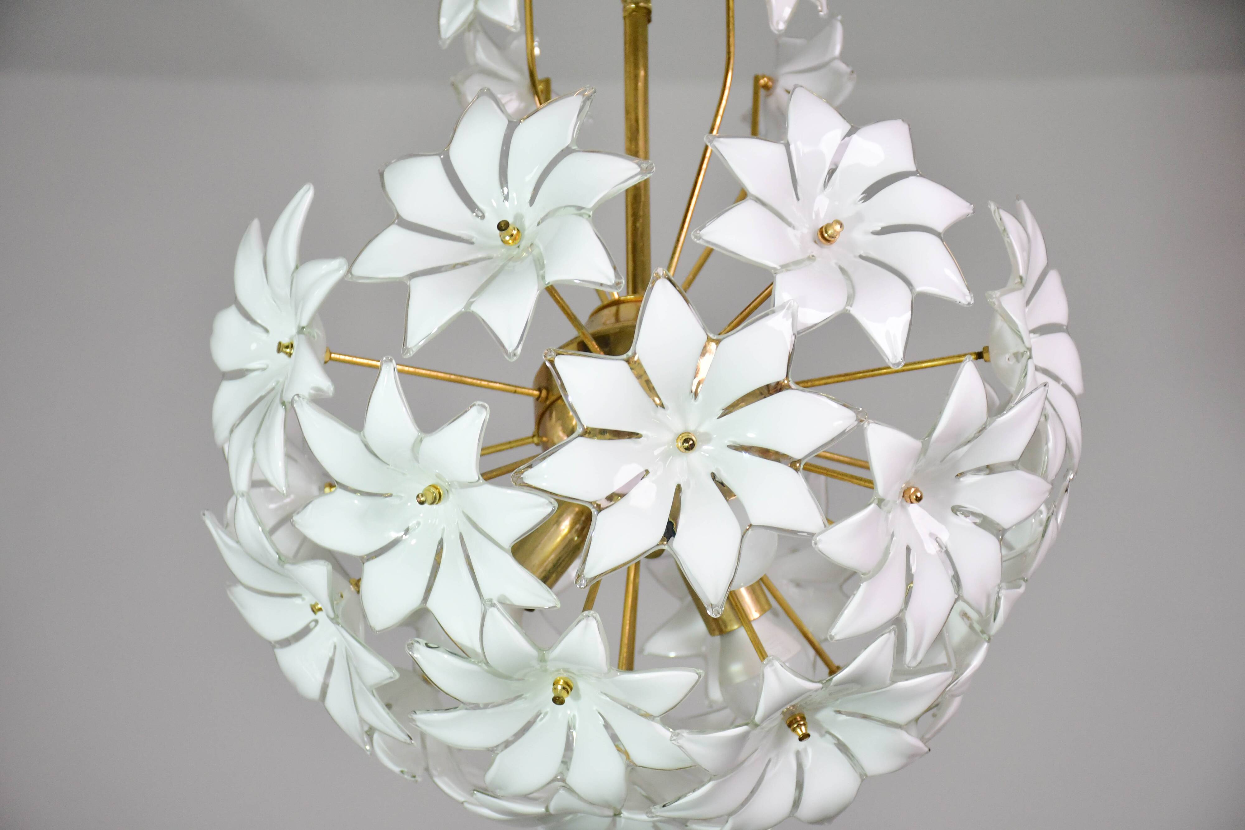 Charmant luminaire en verre de Murano Spoutnik fleurs blanches, années 1970