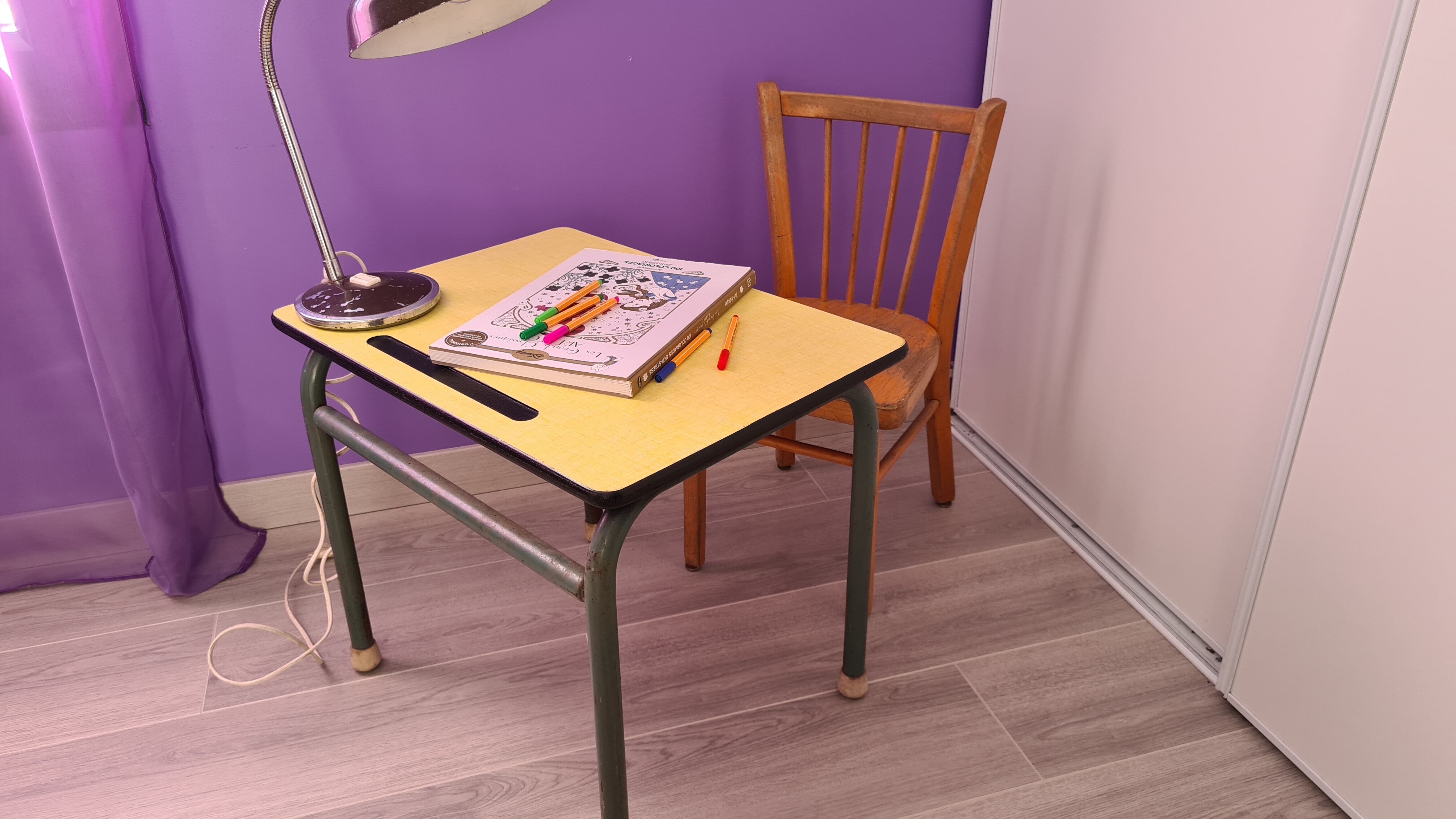 Ancien bureau d'écolier en formica jaune