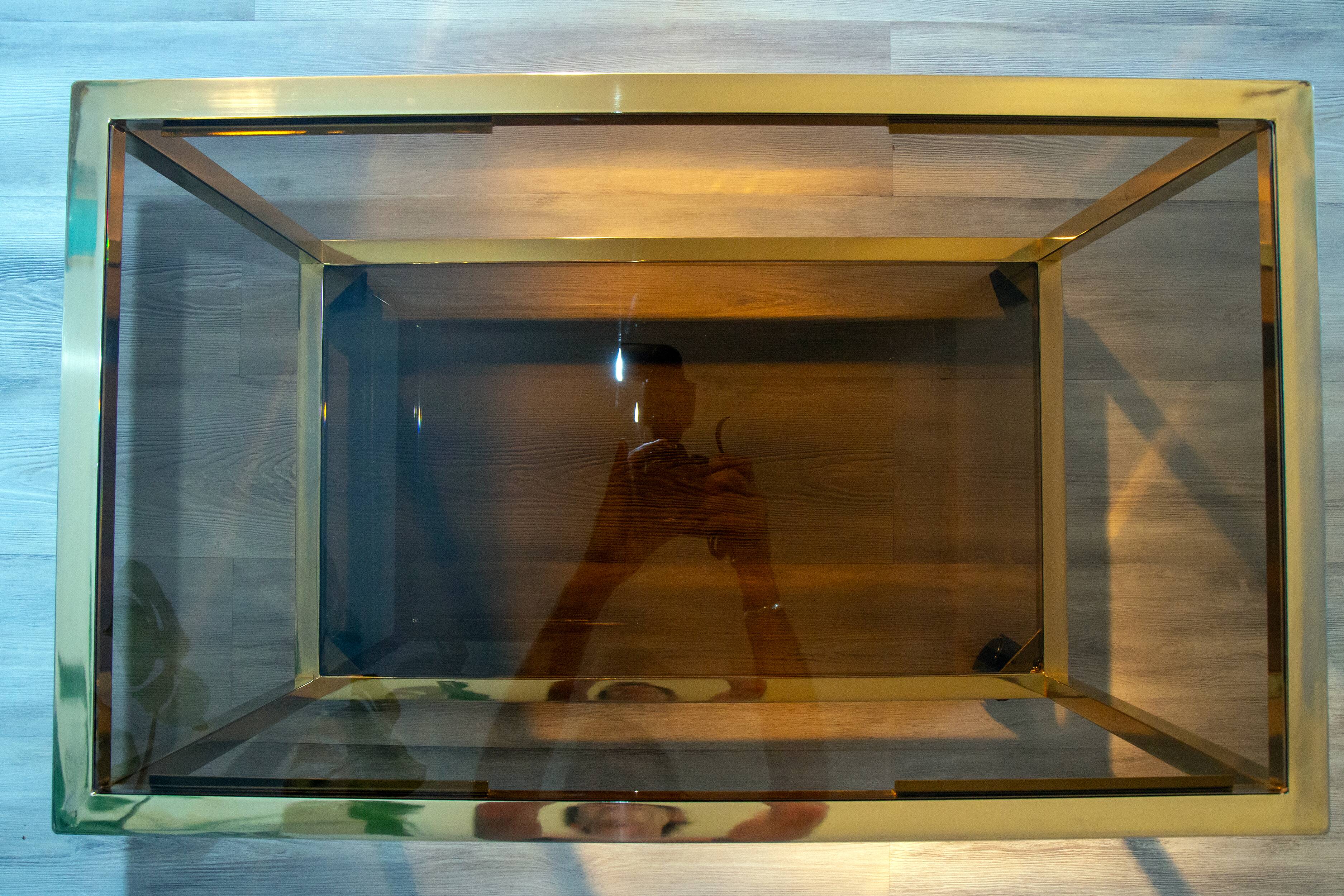 Desserte, Table d'appoint métal doré et verre fumé, 1970-80