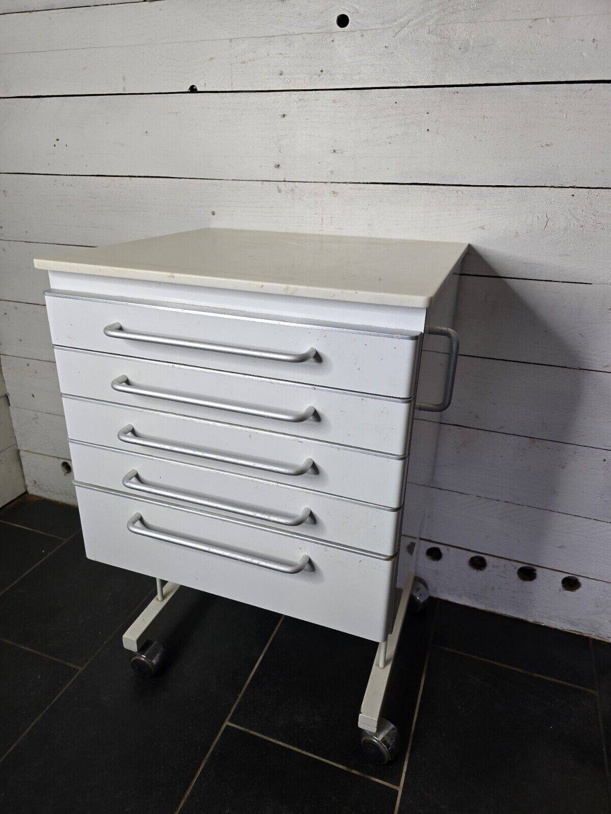 Meuble de dentiste en fer