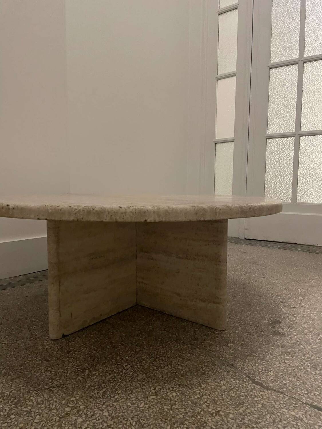 Table basse ronde en travertin, Italy, 1970s