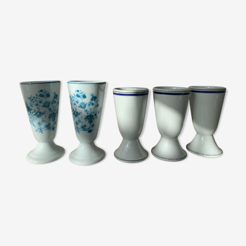 5 mazagrans en porcelaine fleurs bleues et liserés bleus vintage