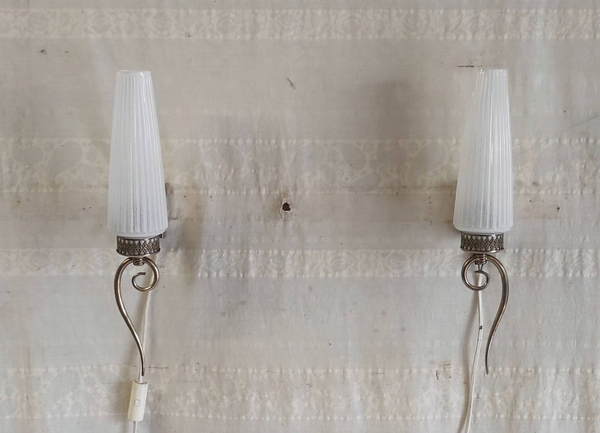 Appliques modernistes en laiton et opaline - mid. XXeme