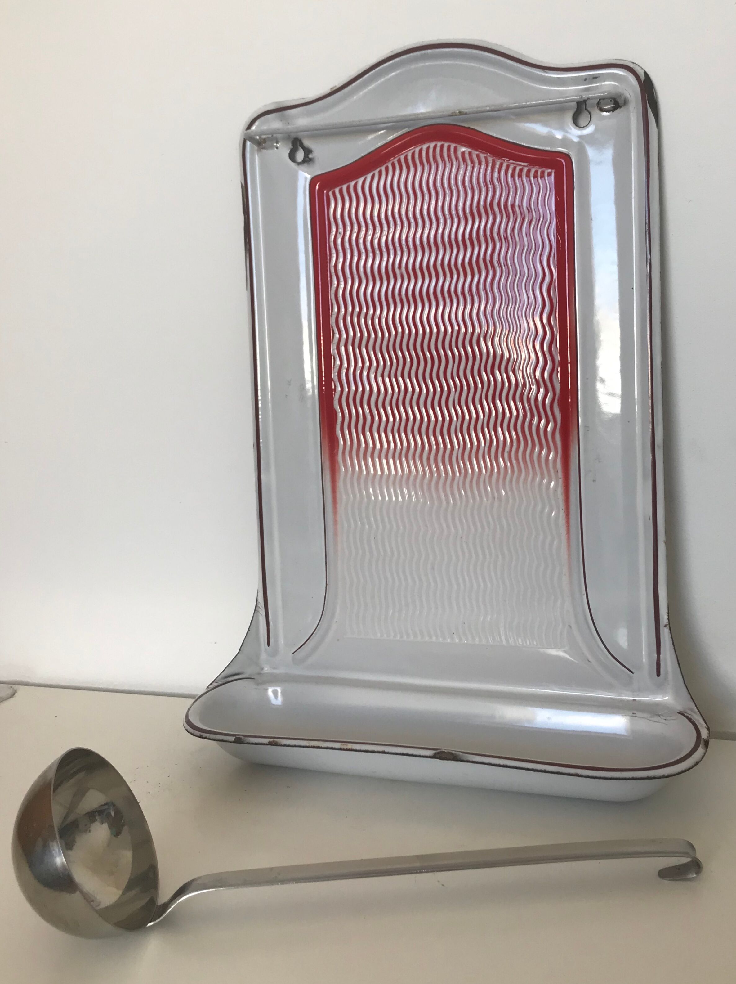old white and red enamelled sheet egouttoir