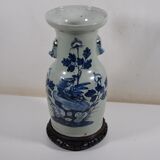 Vase maillet en porcelaine à décor bleu et blanc de phénix sur un rocher.