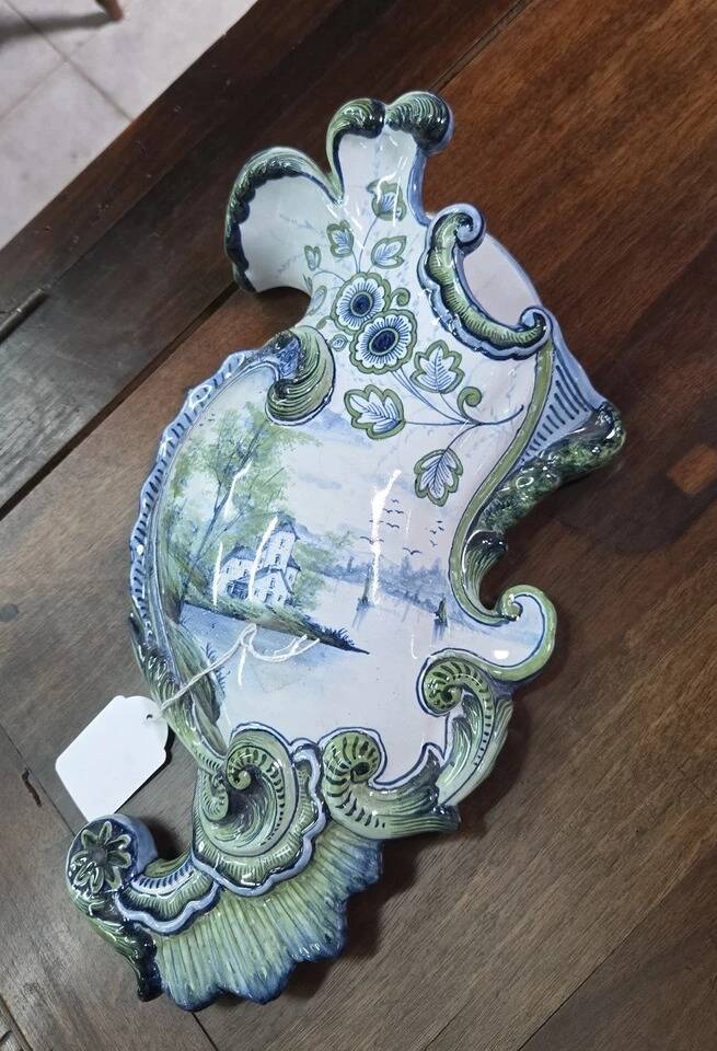 Bouquetiére murale en faïence à décor polychrome, de forme mouvementée
