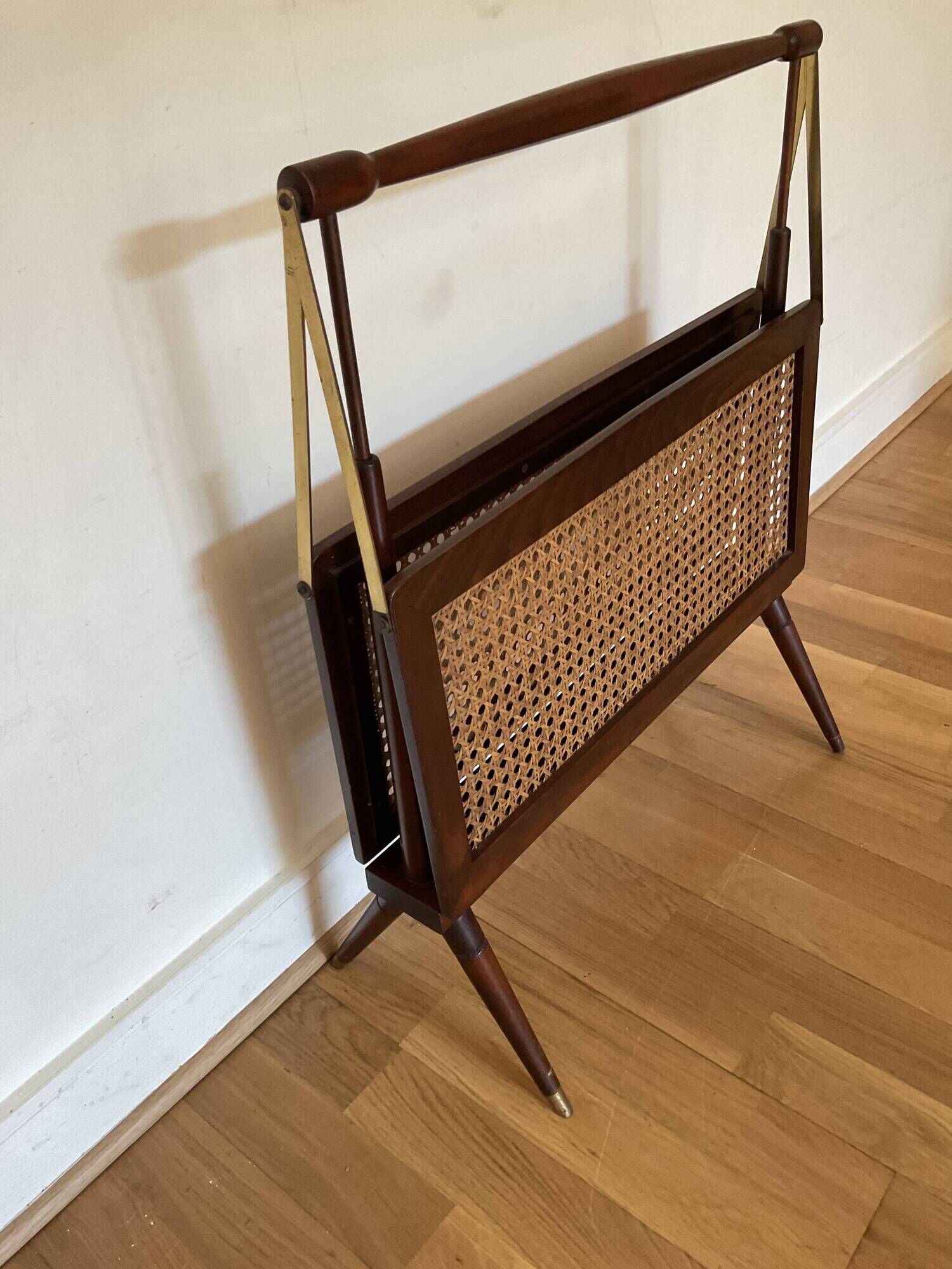 Foldable magazine holder in mahogany cannage and brass
