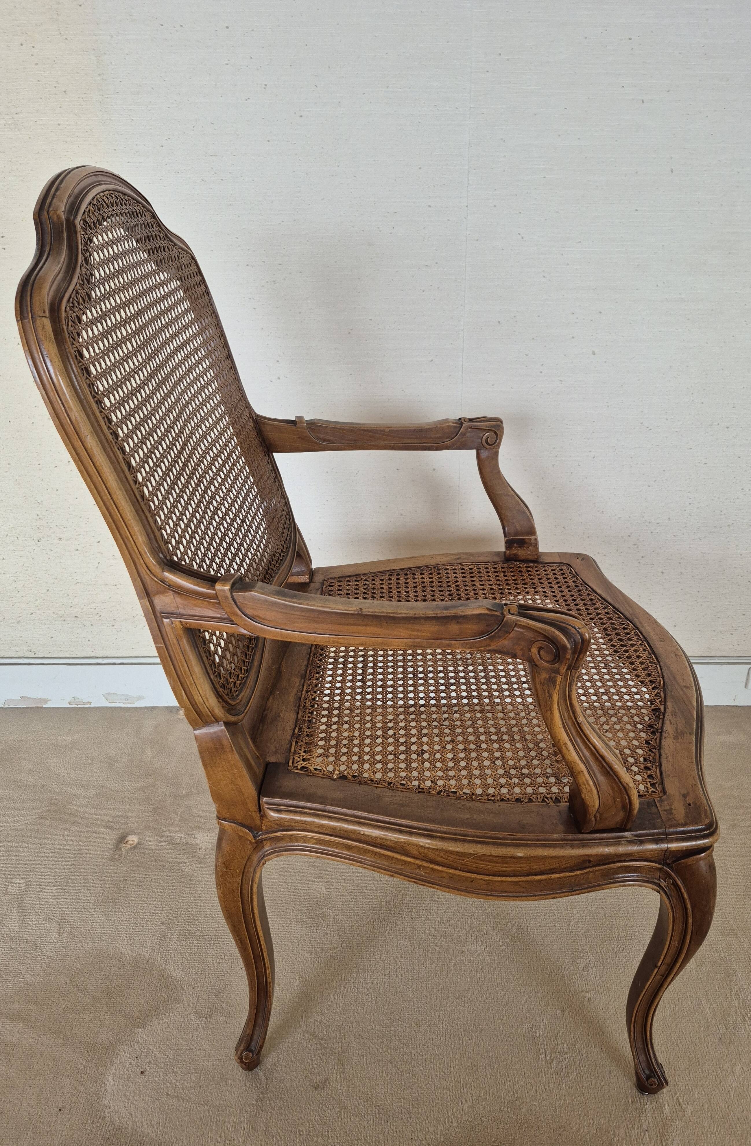 Fauteuil style Régence en bois et cannage
