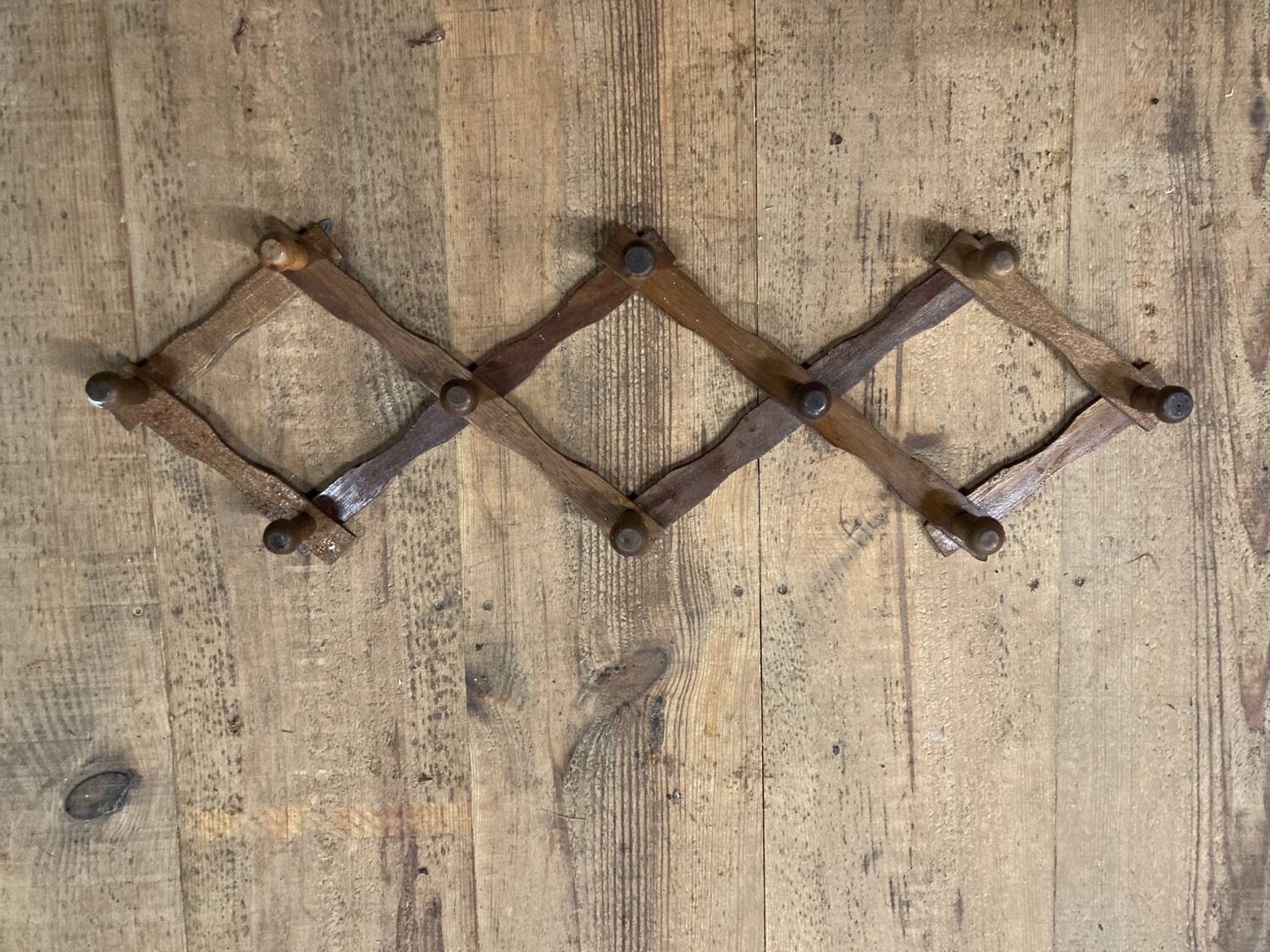 Extendable wooden wall-mounted coat rack