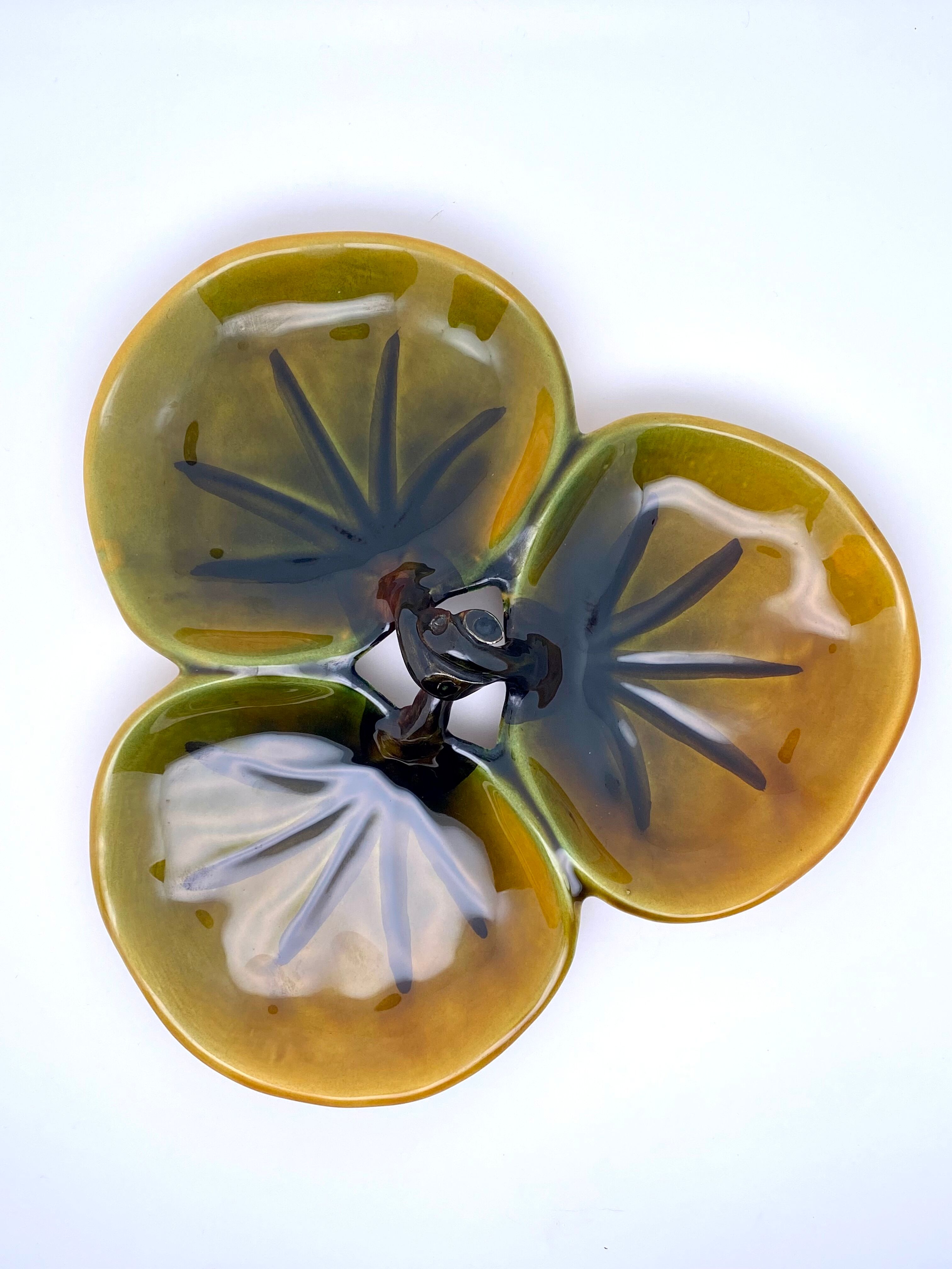 Compartmentalized plate in the shape of a Vallauris leaf