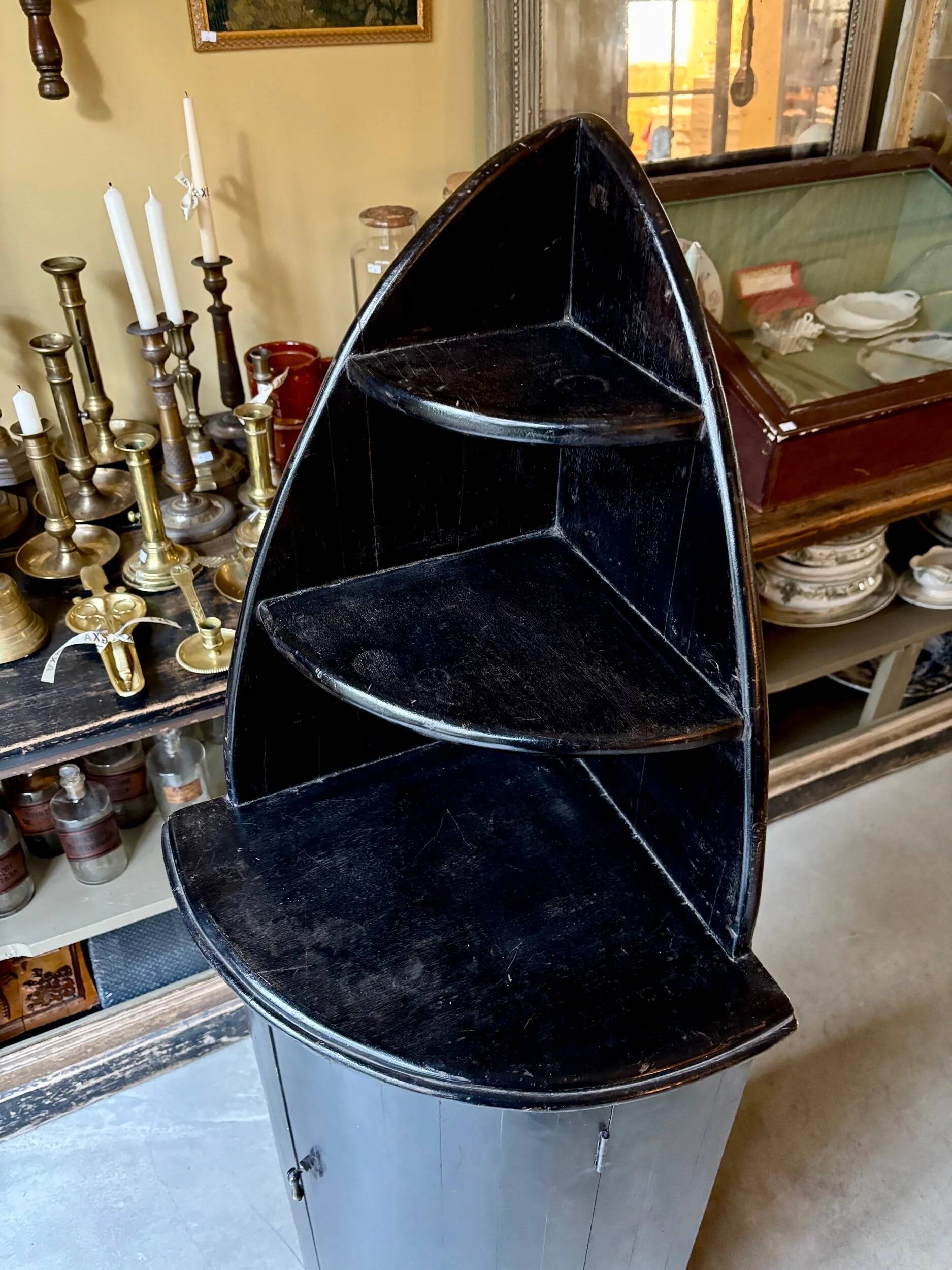 English corner cabinet in blackened wood, 19th century.