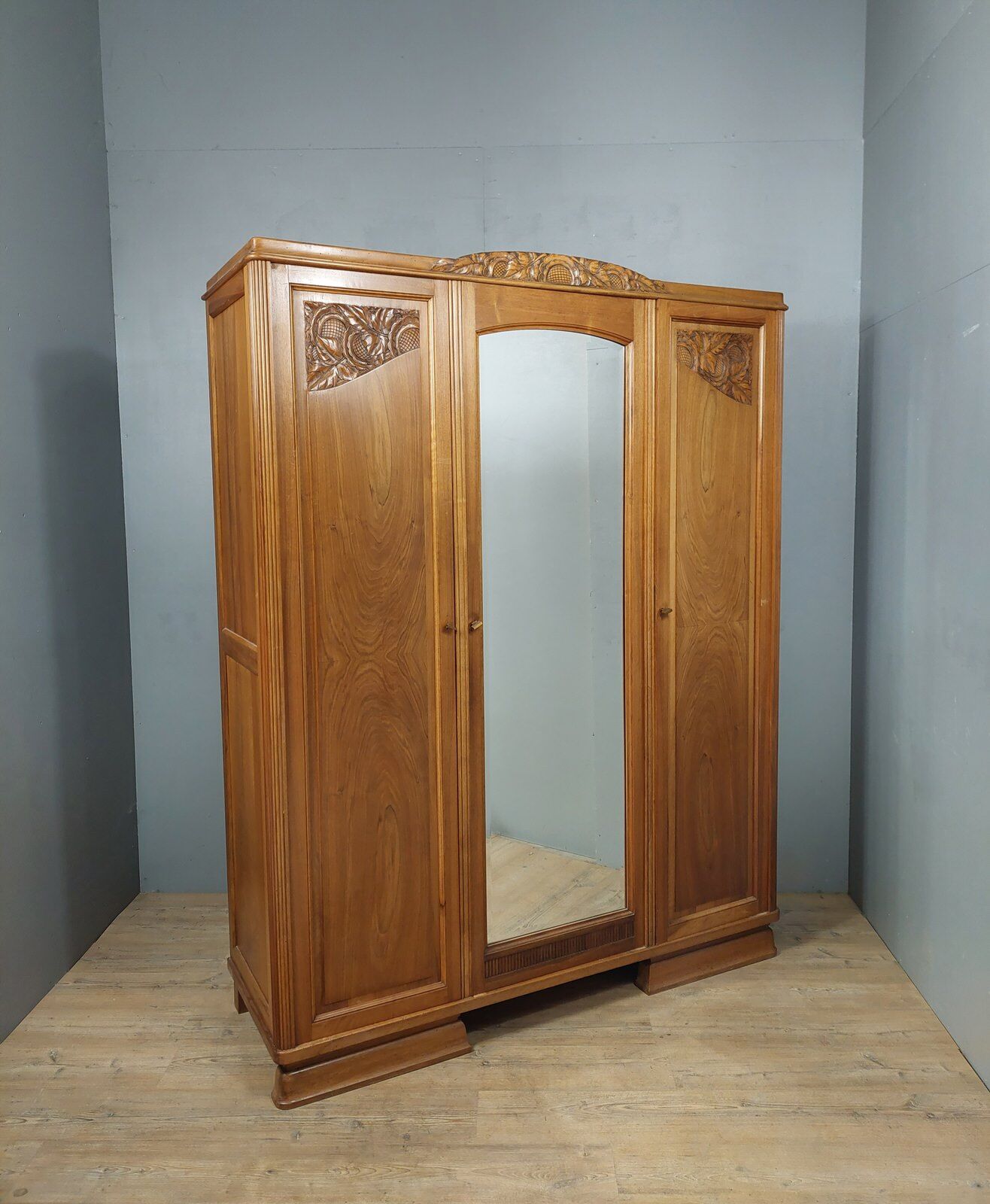 Armoire de style Art Déco en noyer