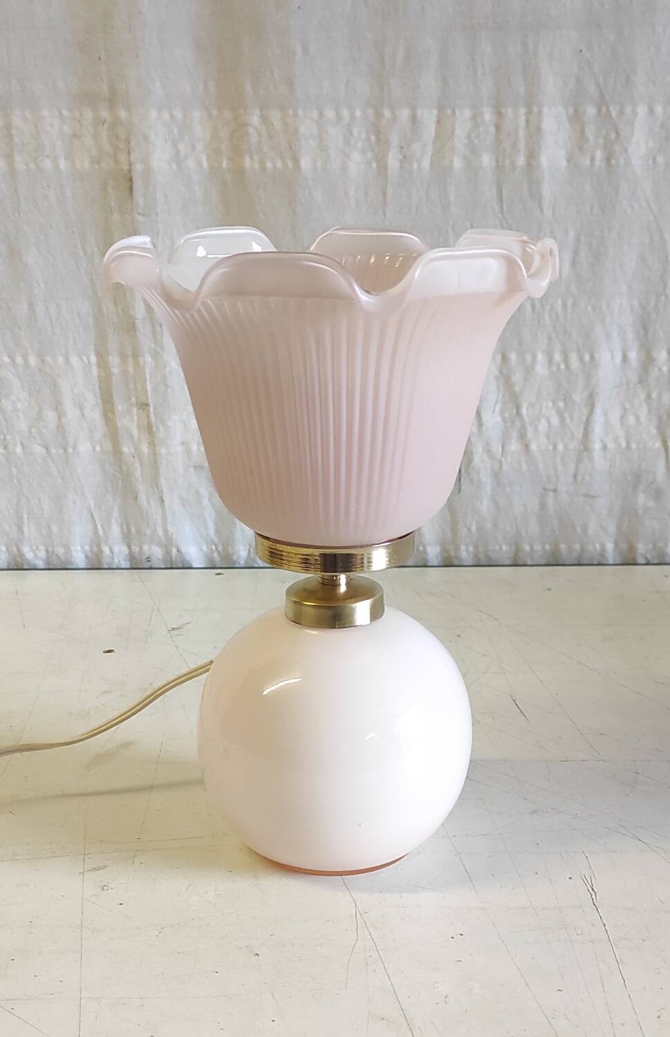 Lampe à poser en verre opalin rose - mid. XXeme