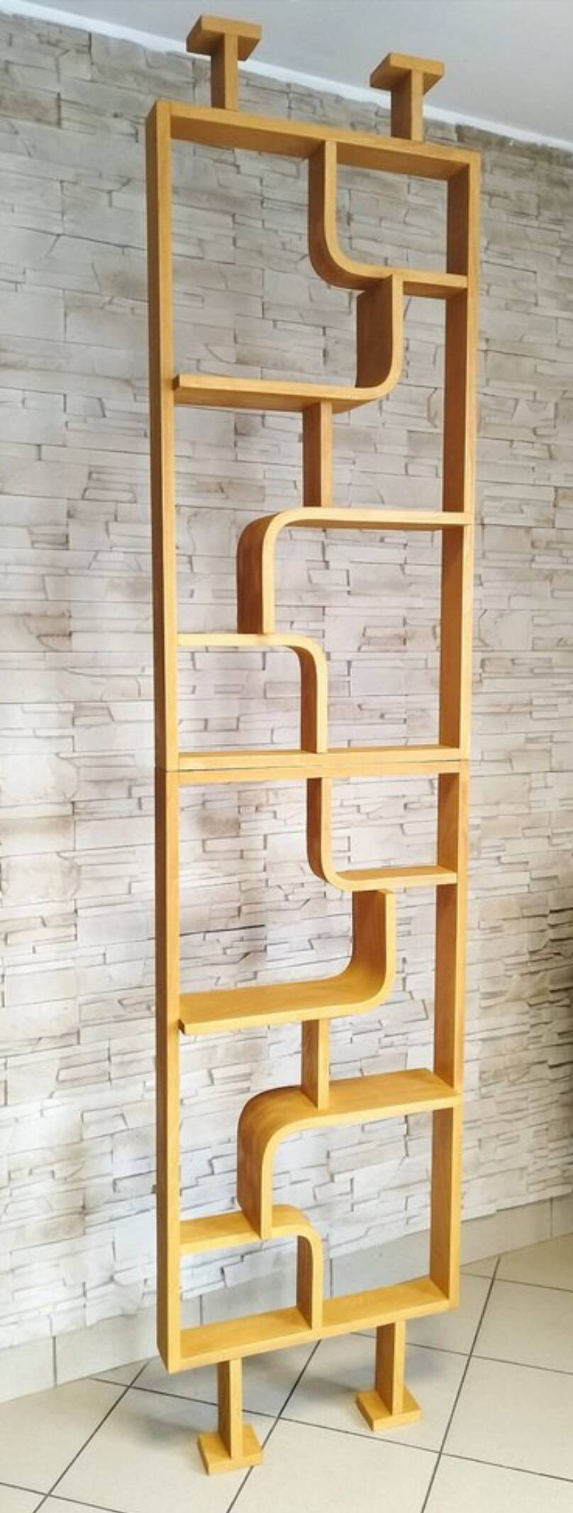 Two screens, partition walls, curved beech wood shelves.
