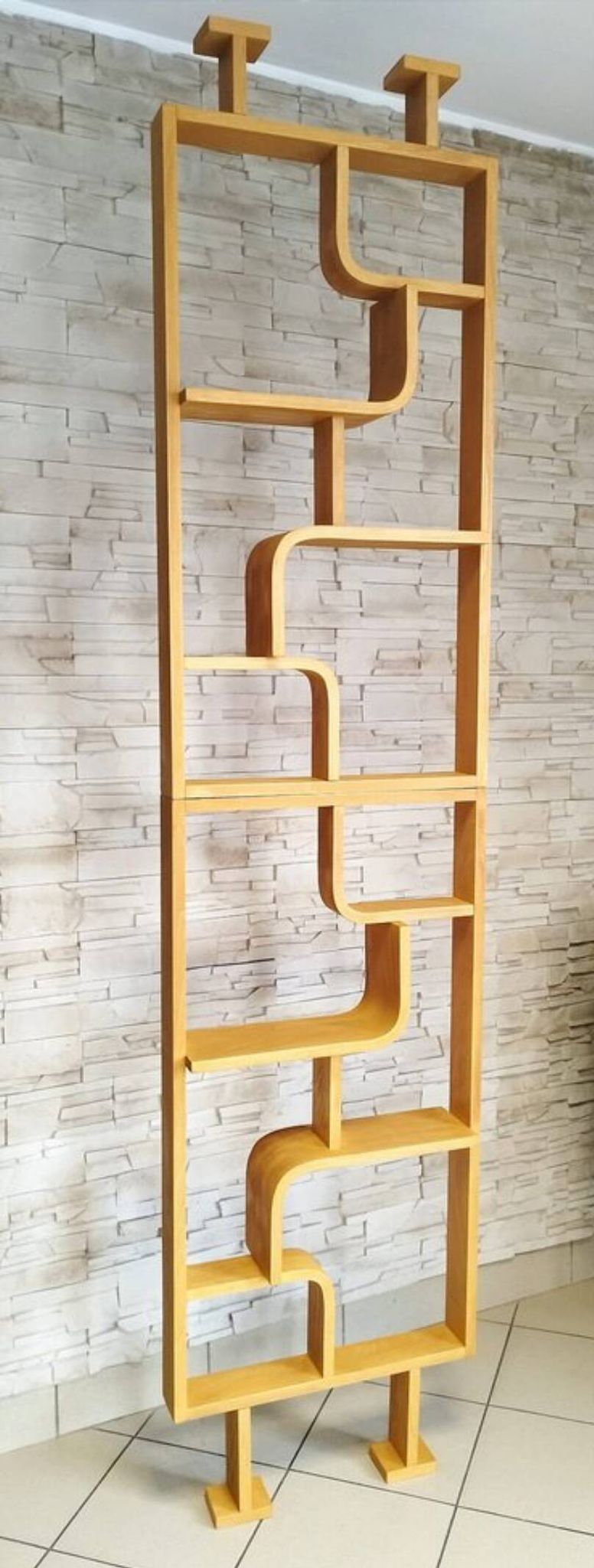 Two screens, partition walls, curved beech wood shelves.