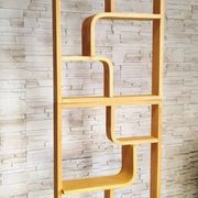 Two screens, partition walls, curved beech wood shelves.