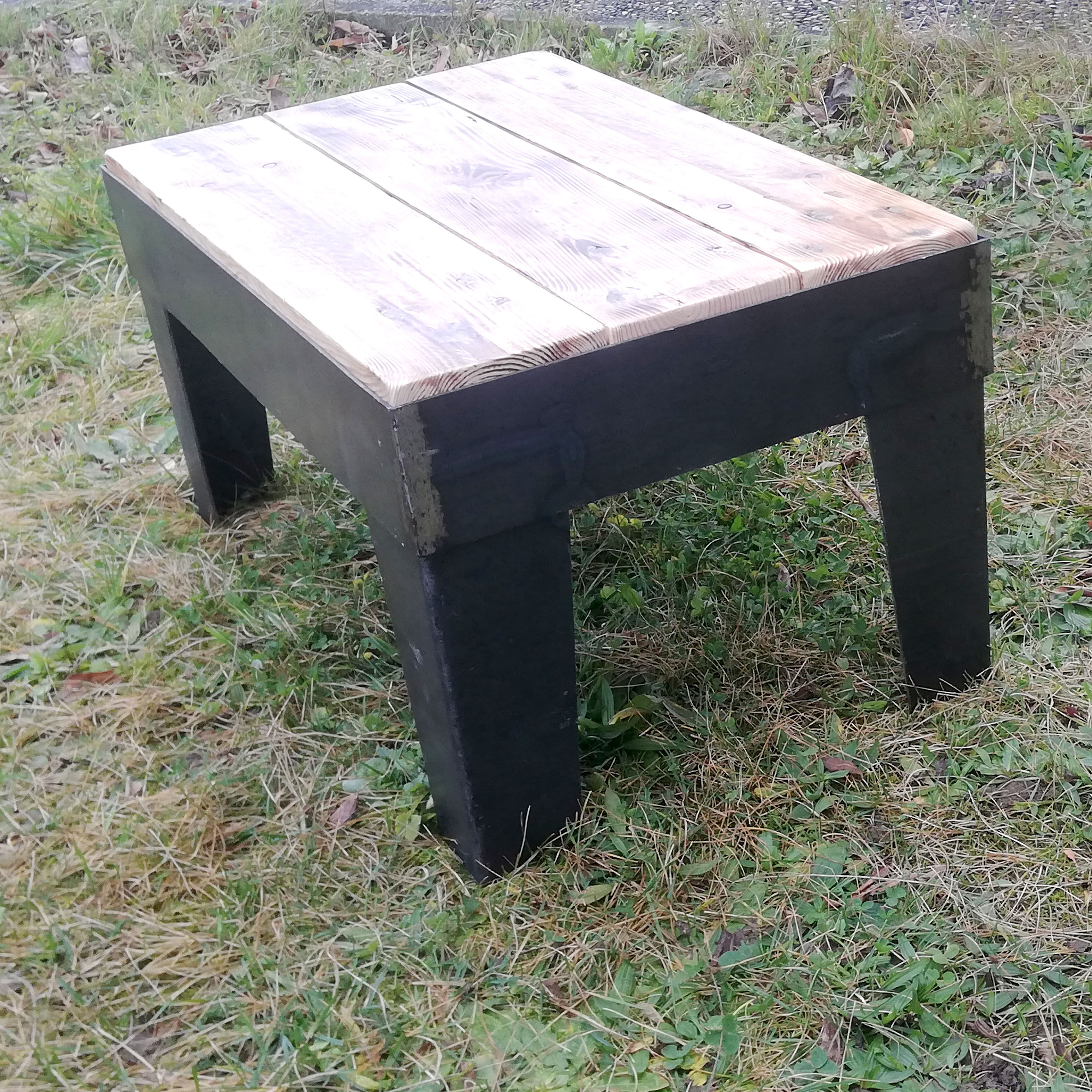 Table-basse industrielle en métal et bois