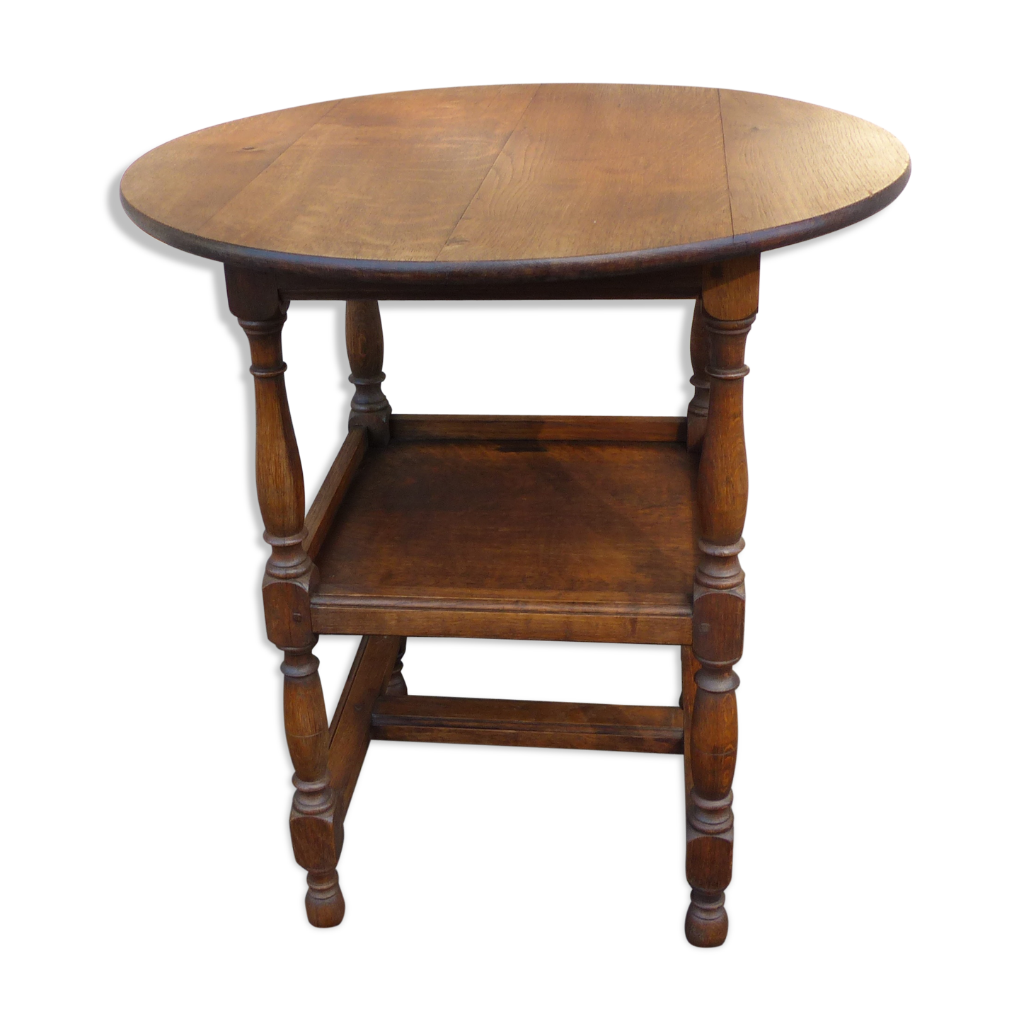 Round coffee table in solid oak
