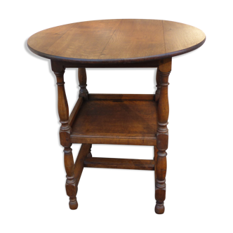 Round coffee table in solid oak