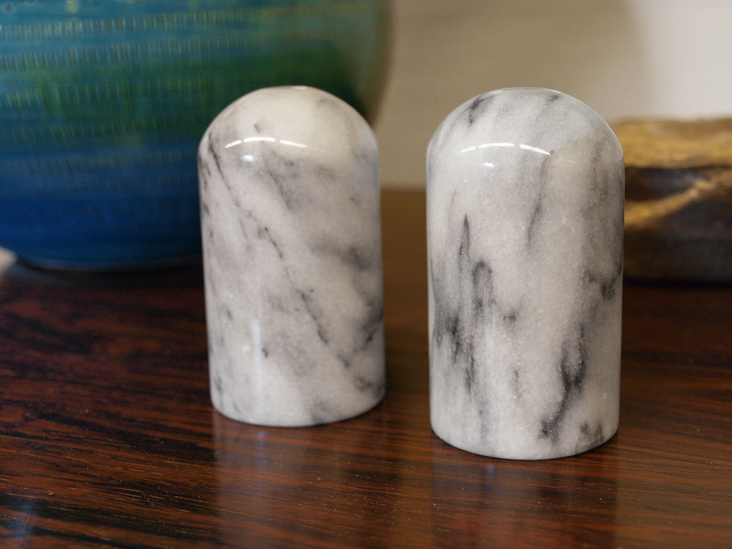 Salt and pepper shaker in Carrara marble