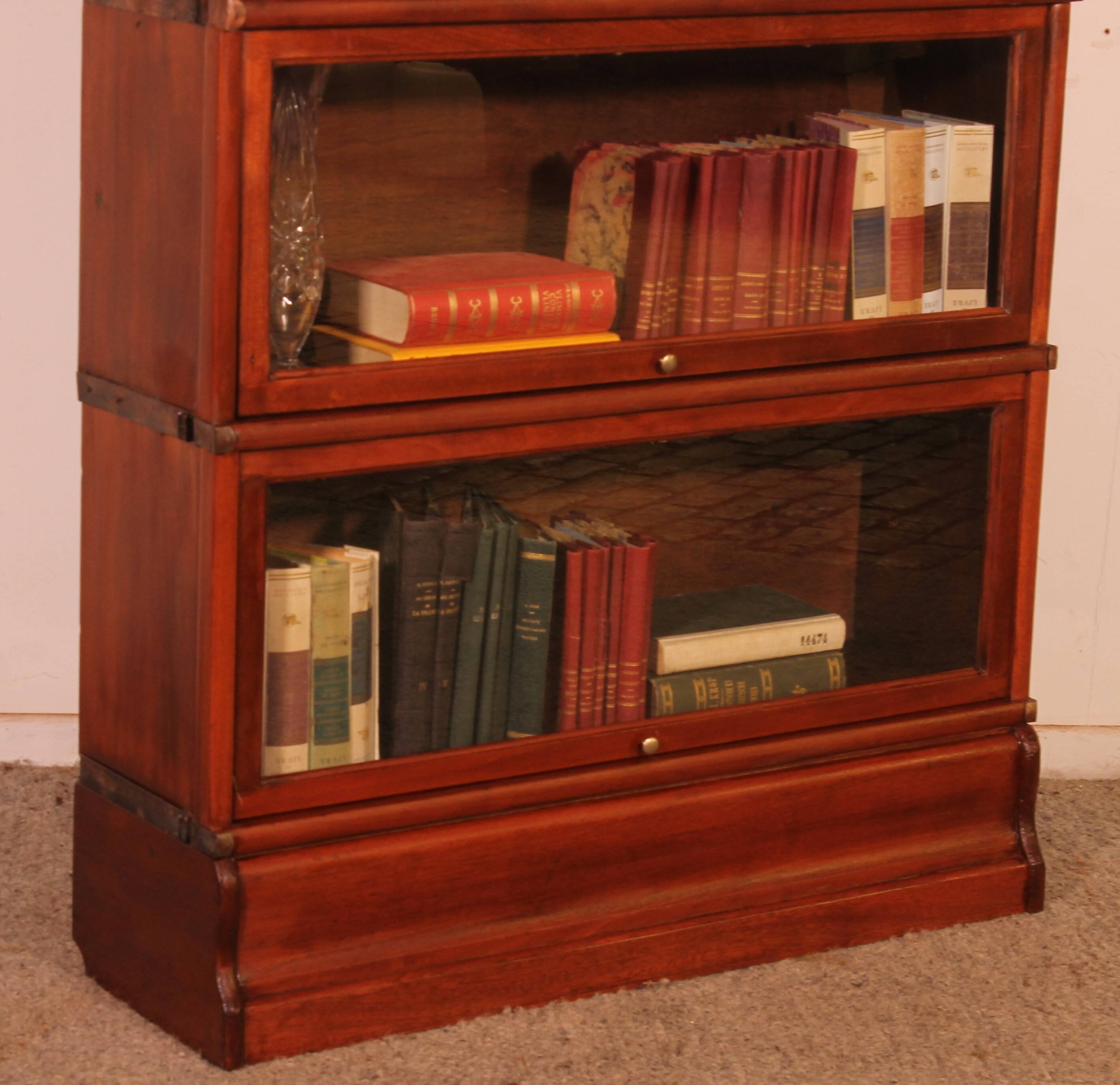 Globe Wernicke Library in mahogany, consisting of 3 pieces.