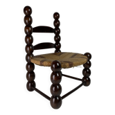 Chaise basse brutaliste en bois tourné à la bobine