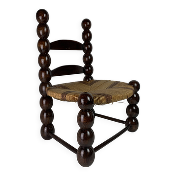Chaise basse brutaliste en bois tourné à la bobine