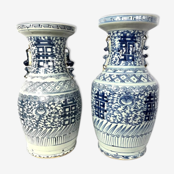 Chine paire d’anciens vases balustres en porcelaine blanc-bleu fin XIXème
