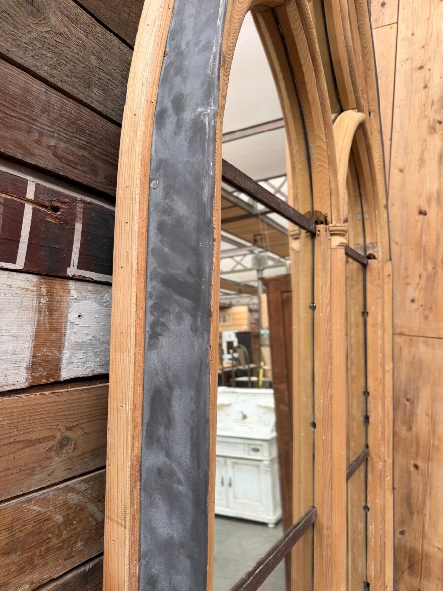 Miroir de style gothique fin XIXème