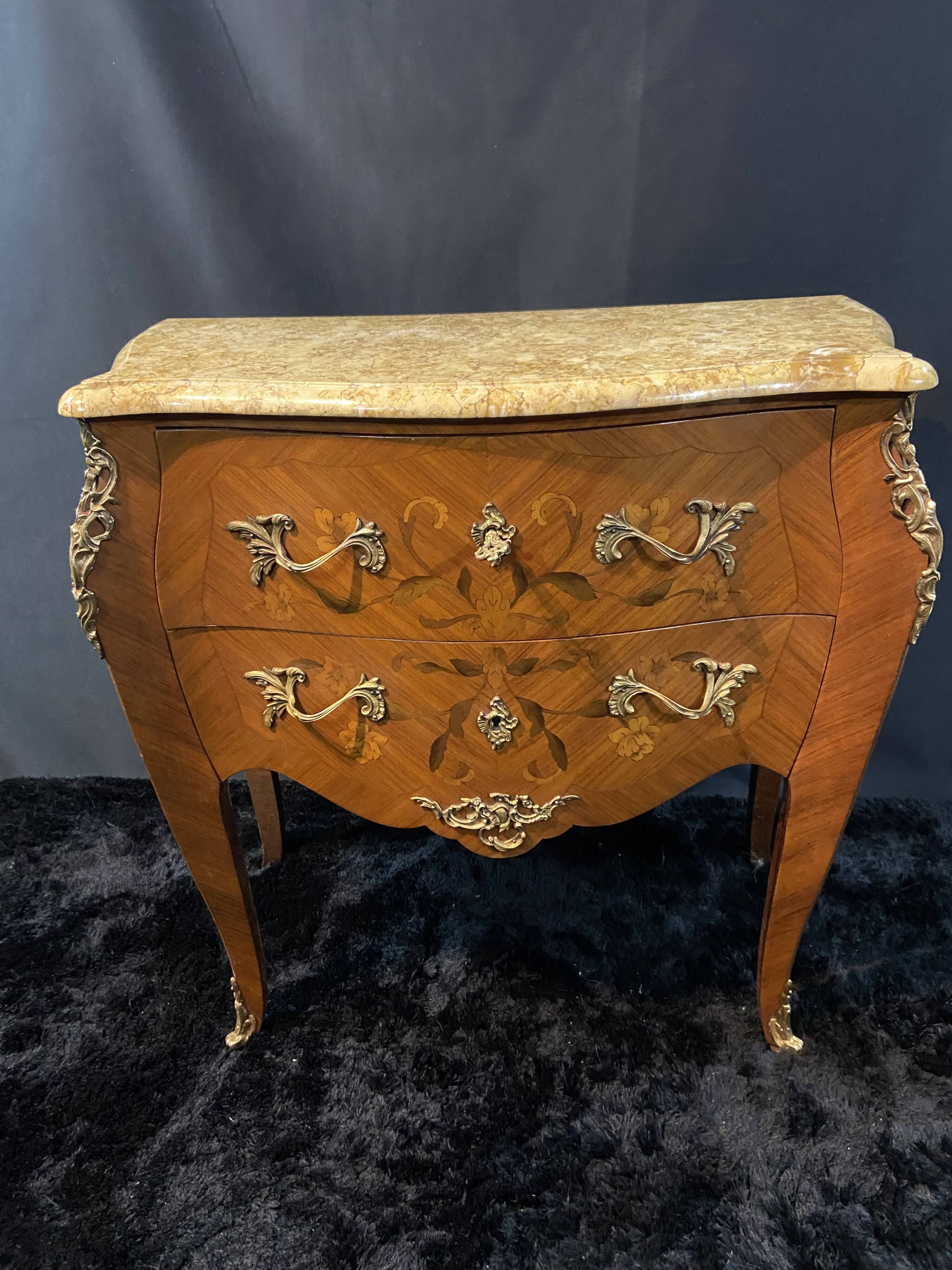 Petite commode toutes faces galbées à décor marqueté et bronze style Louis