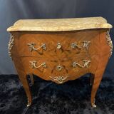 Petite commode toutes faces galbées à décor marqueté et bronze style Louis