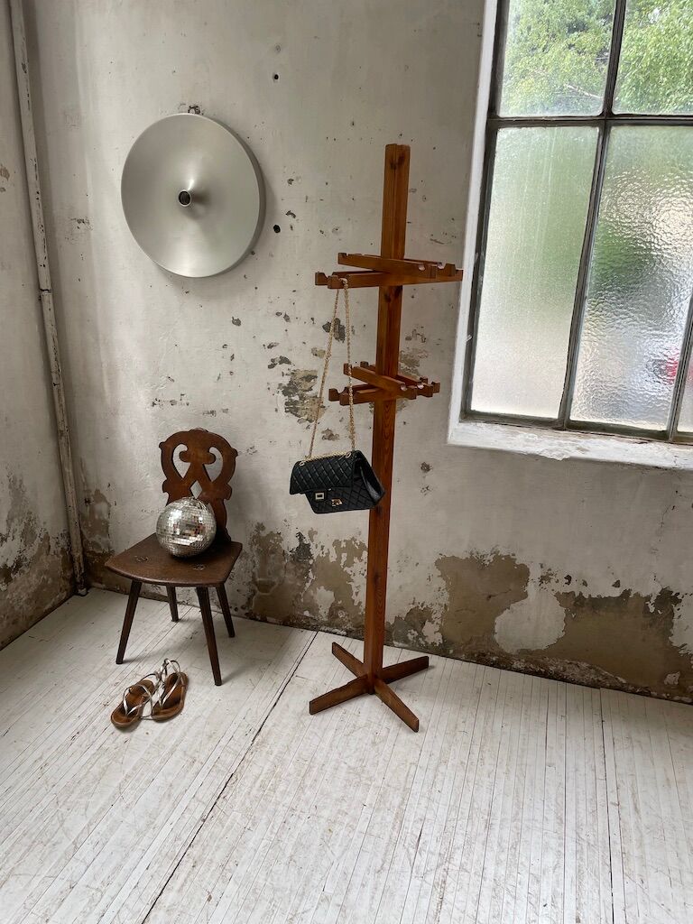 Patère wears pine coat 70