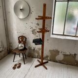 Patère wears pine coat 70