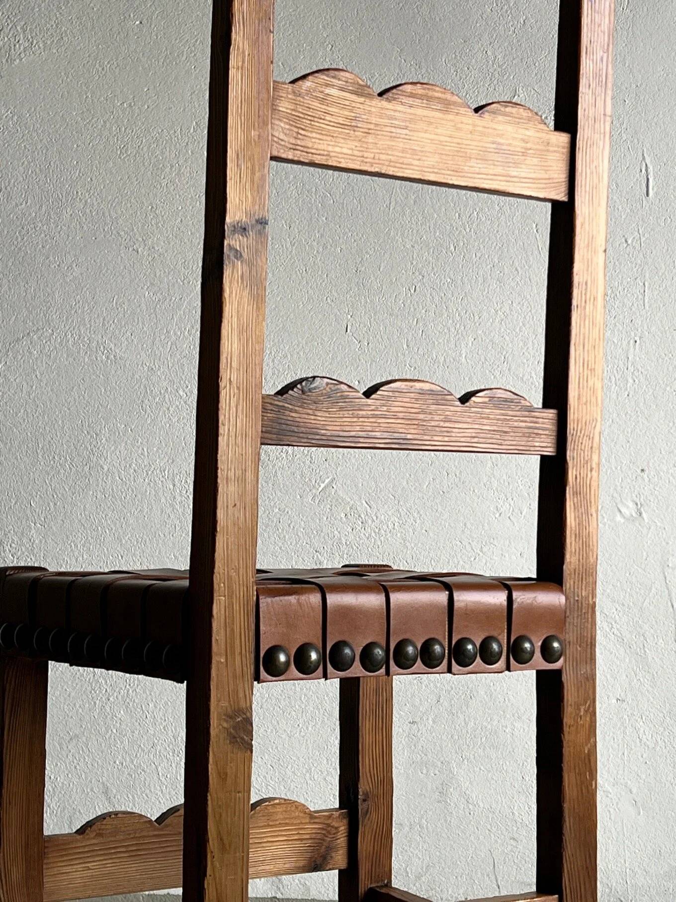 Deux chaises de salle à manger brutalistes en bois sculpté avec assise en cuir | Pays-Bas | Années 1970