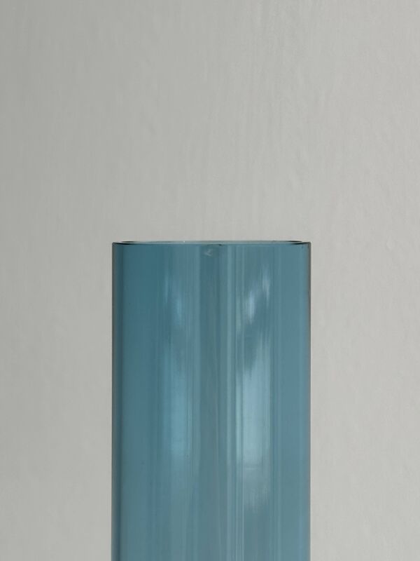 Vase en verre bleu transparent