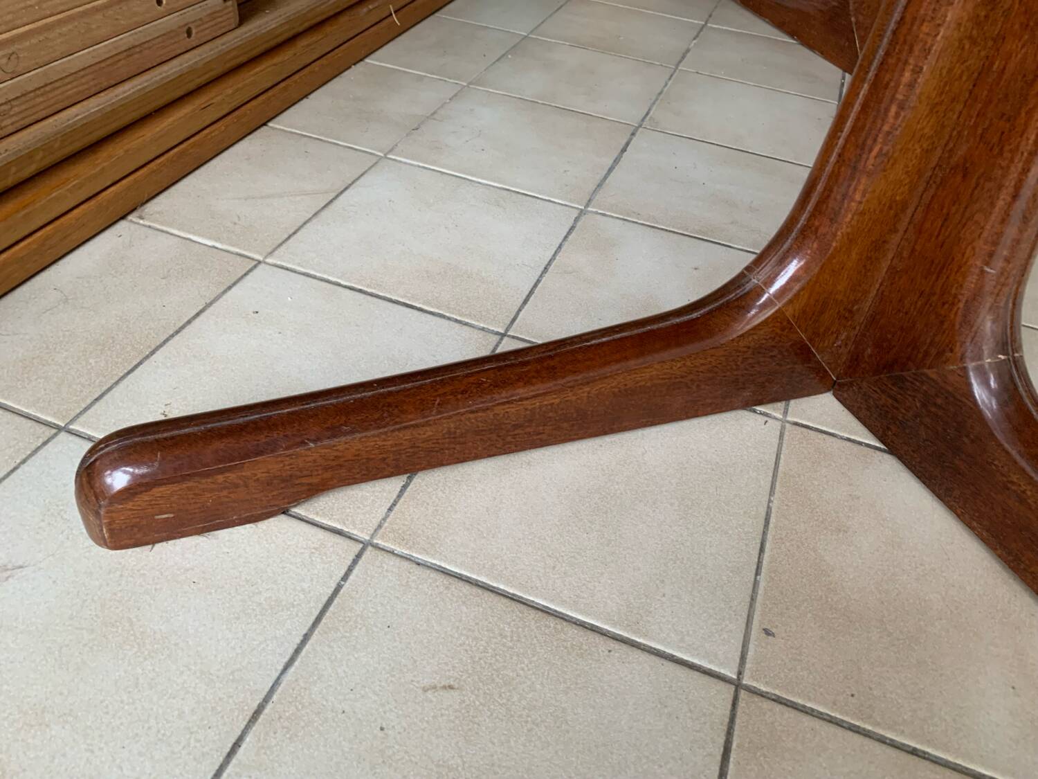 Baumann oval table with extensions