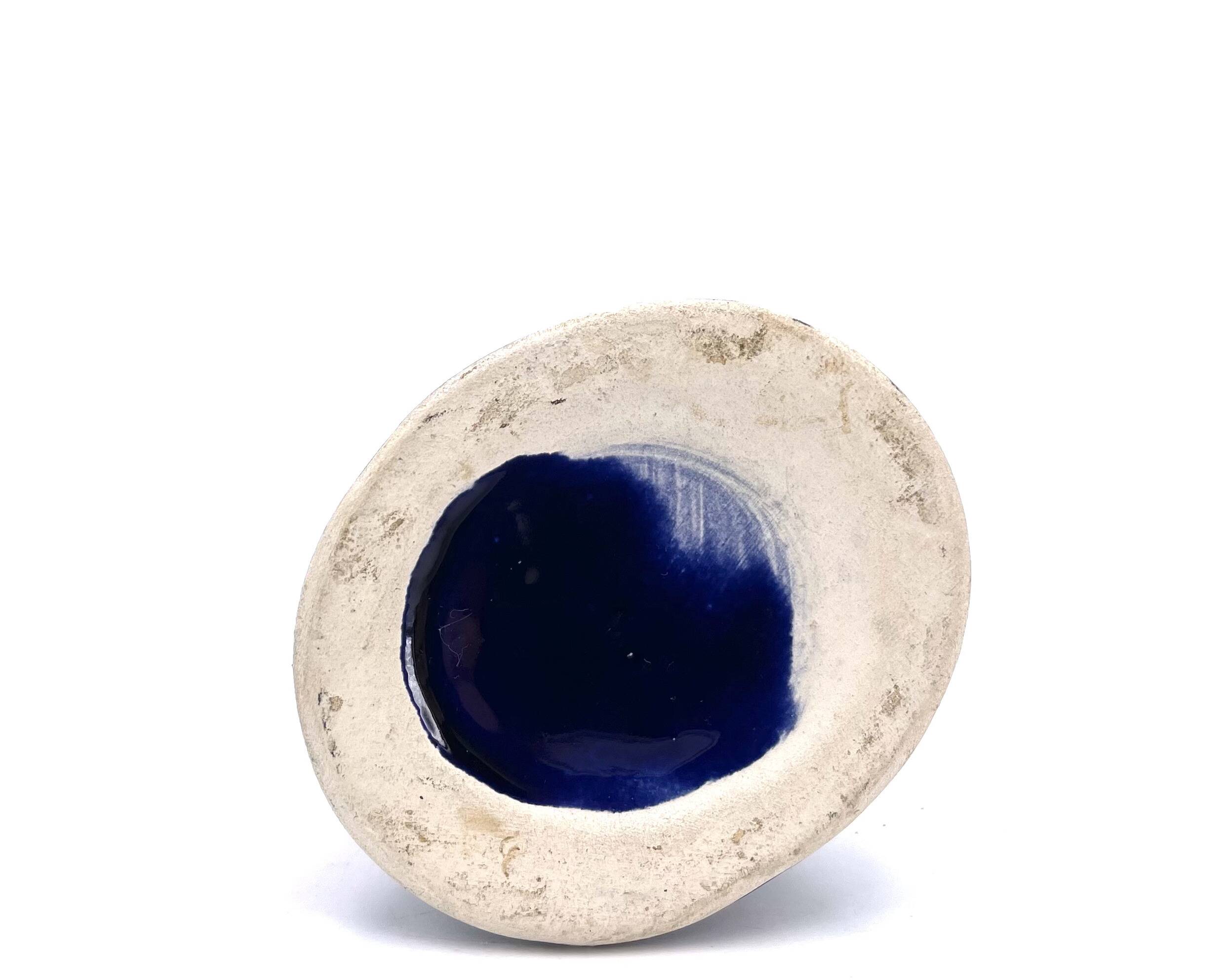 Main baguier vase en porcelaine bleu foncé, années 70