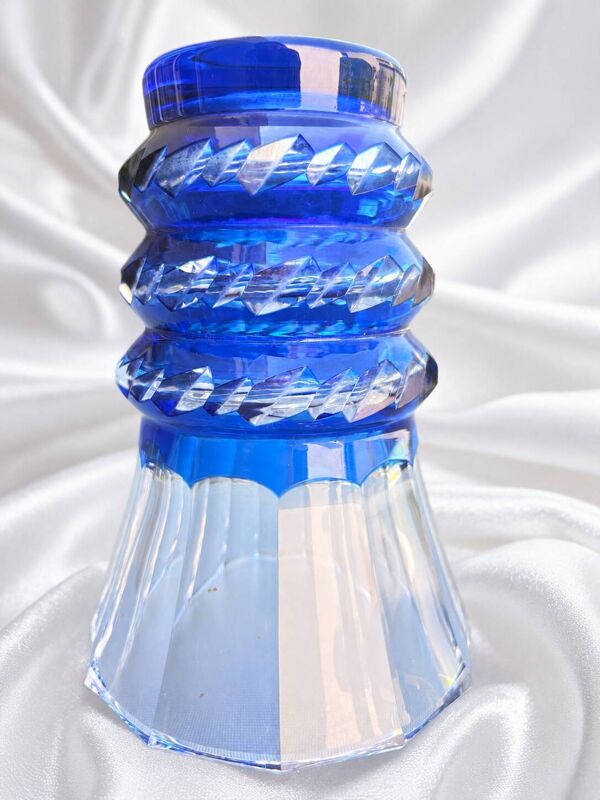 Val Saint Lambert – Coupe / vase en cristal bleu cobalt taillé signé –