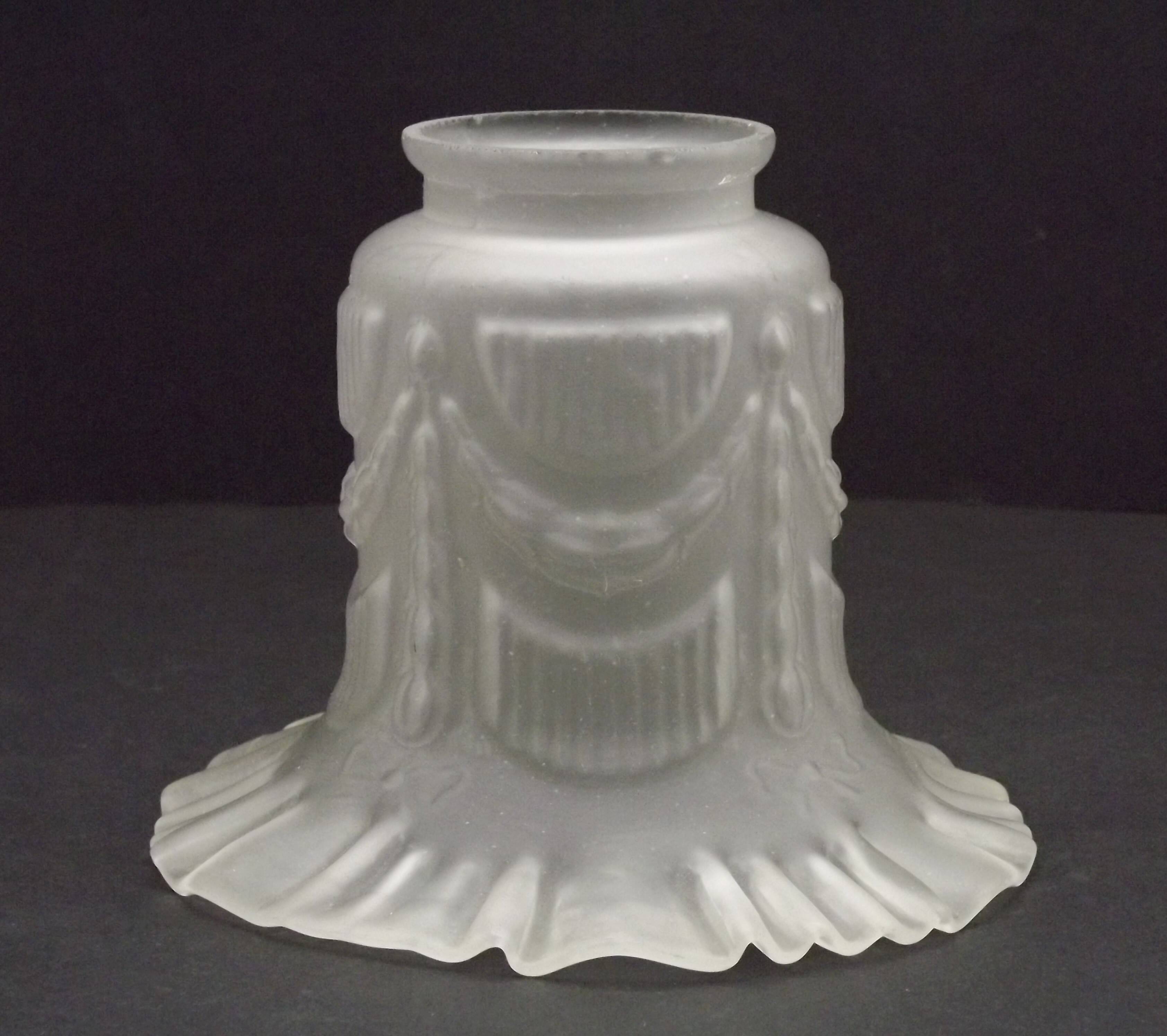 Abat-jour français vintage en verre blanc opaque avec bordure festonnée et détails festonnés 0181