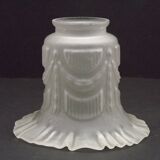 Abat-jour français vintage en verre blanc opaque avec bordure festonnée et détails festonnés 0181